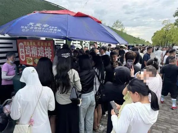 有富策略 景德镇鸡排哥摊位前大排长龙 情绪价值引追捧